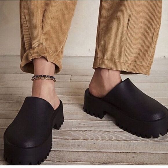 Jeffrey Campbell "Clogge" Black Rubber Platform Lug Sole Clogs Sz.8/39 Ret $145 - Picture 1 of 11